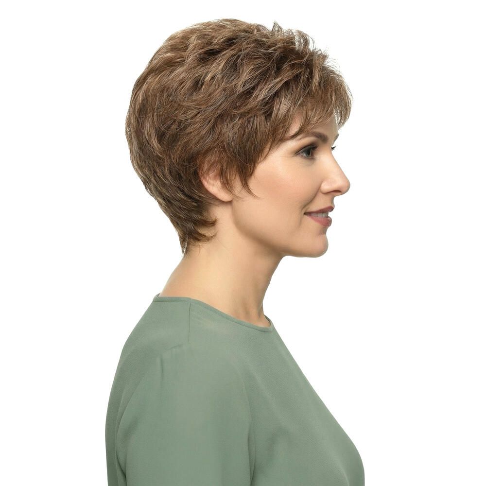 Kurzhaarperücke in Braun-Blond-Tönen. Seitenansicht einer Frau mit grünem Oberteil. Natürlicher Look.