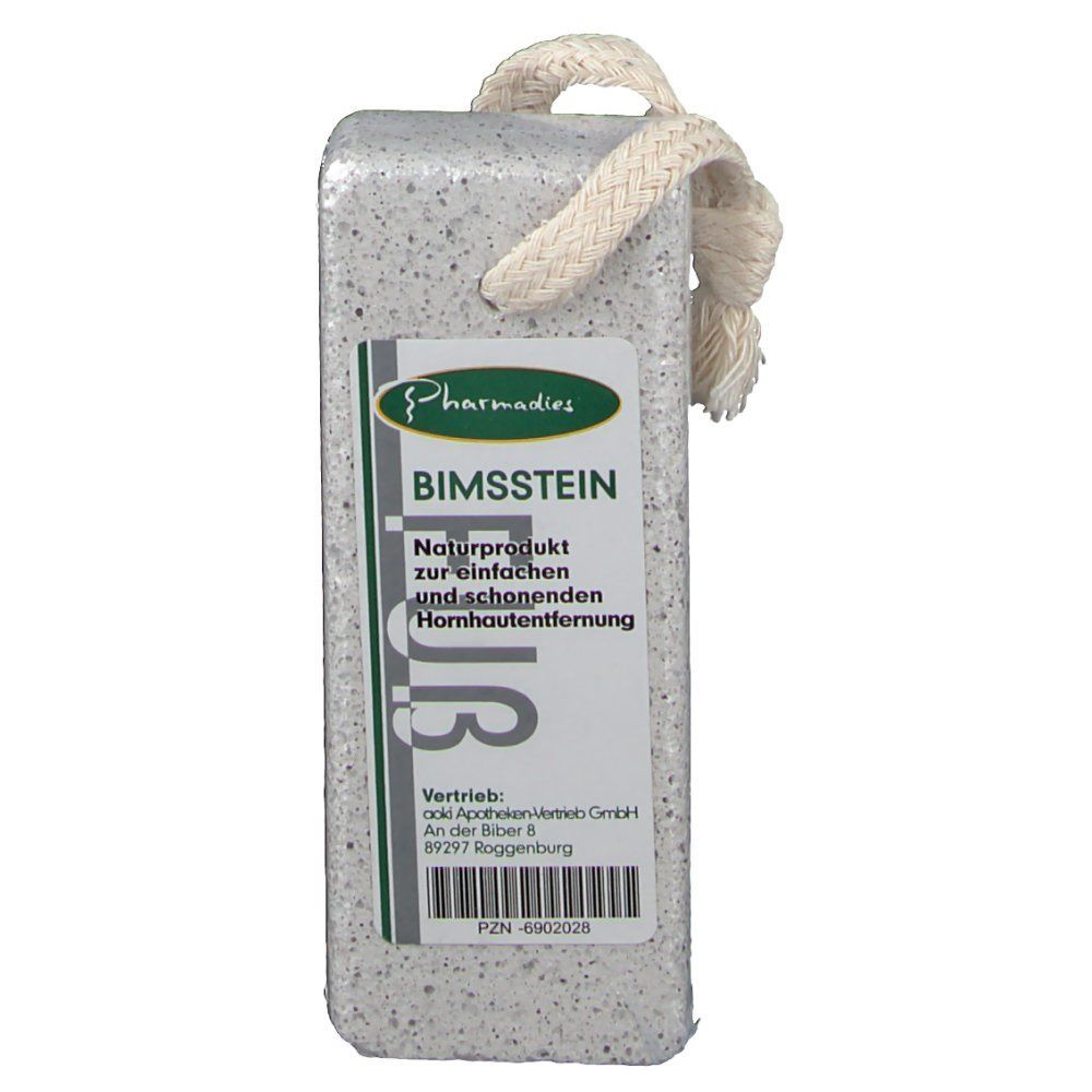 Bimsstein mit Etikett. Rechteckige Form, hellgrau. Aufschrift "Pharmadies Bimsstein". Mit Kordel.