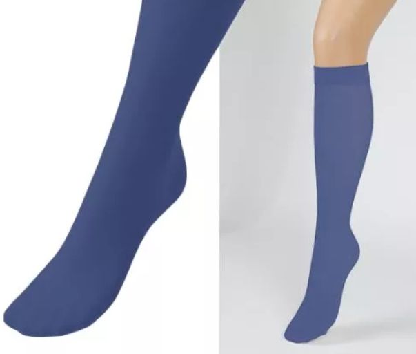 Zwei blaue Kompressionsstrümpfe, die auf einem weißen Hintergrund präsentiert werden. Sie sind auf einem Beinmodell platziert.