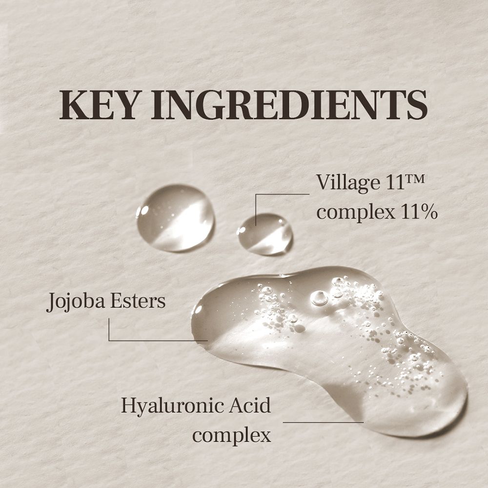 Nahaufnahme von Serumtropfen. Beschriftung: KEY INGREDIENTS. Inhaltsstoffe: Hyaluronsäure, Jojoba-Ester, Village 11™ complex.