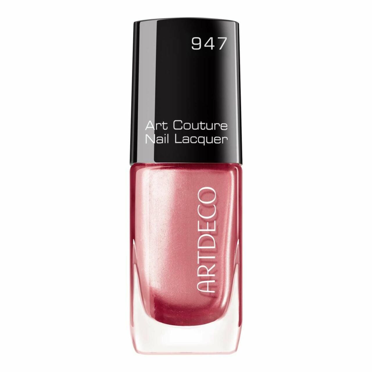 Artdeco Art Couture Nail Lacquer Pearl. Rosa Nagellackflasche mit schwarzem Deckel. Aufschrift: 947, Art Couture Nail Lacquer, ARTDECO.