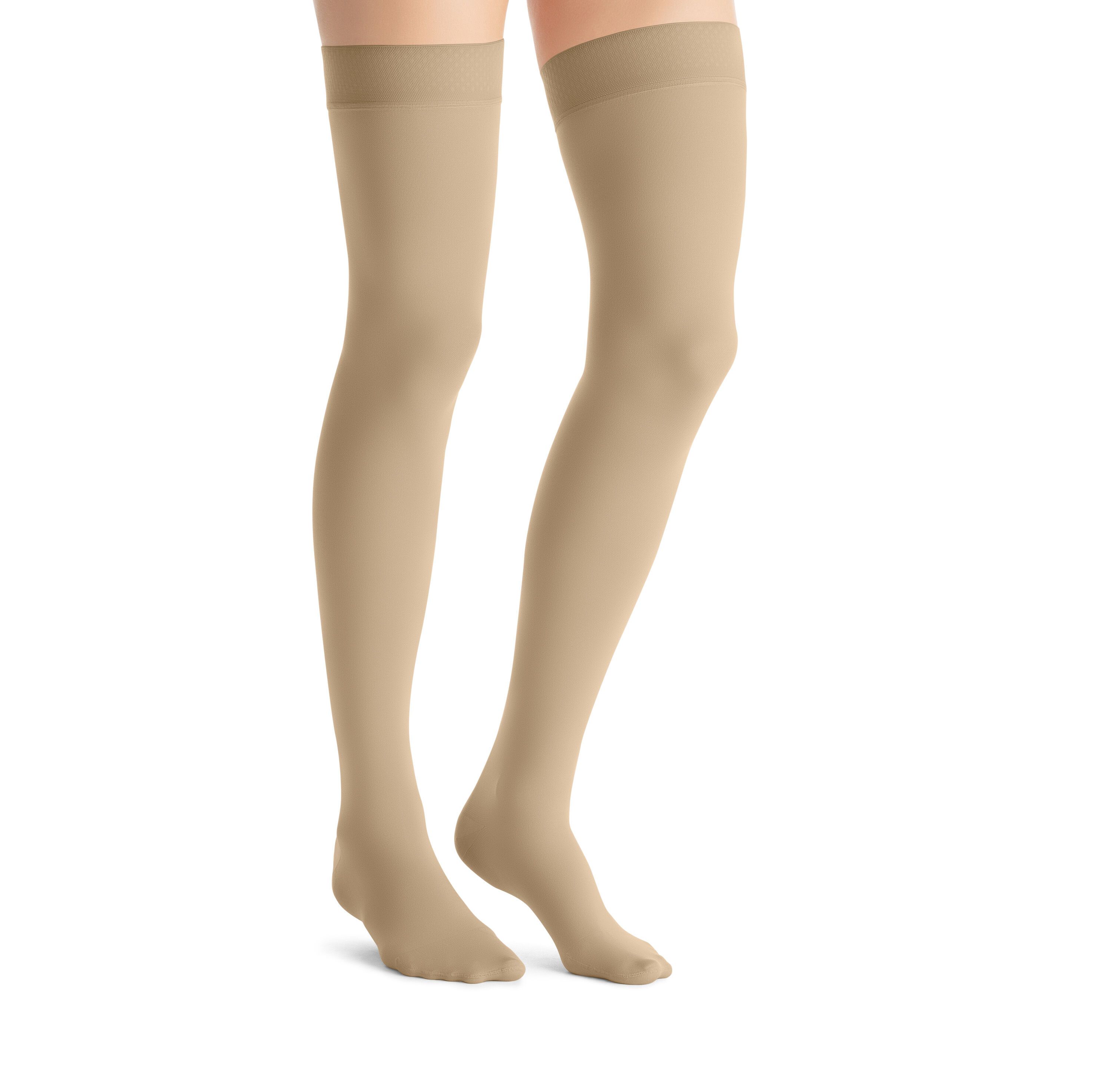 Beige Kompressions-Schenkelstrümpfe. Blick von der Seite, getragen von einer Person. Opaque-Material.