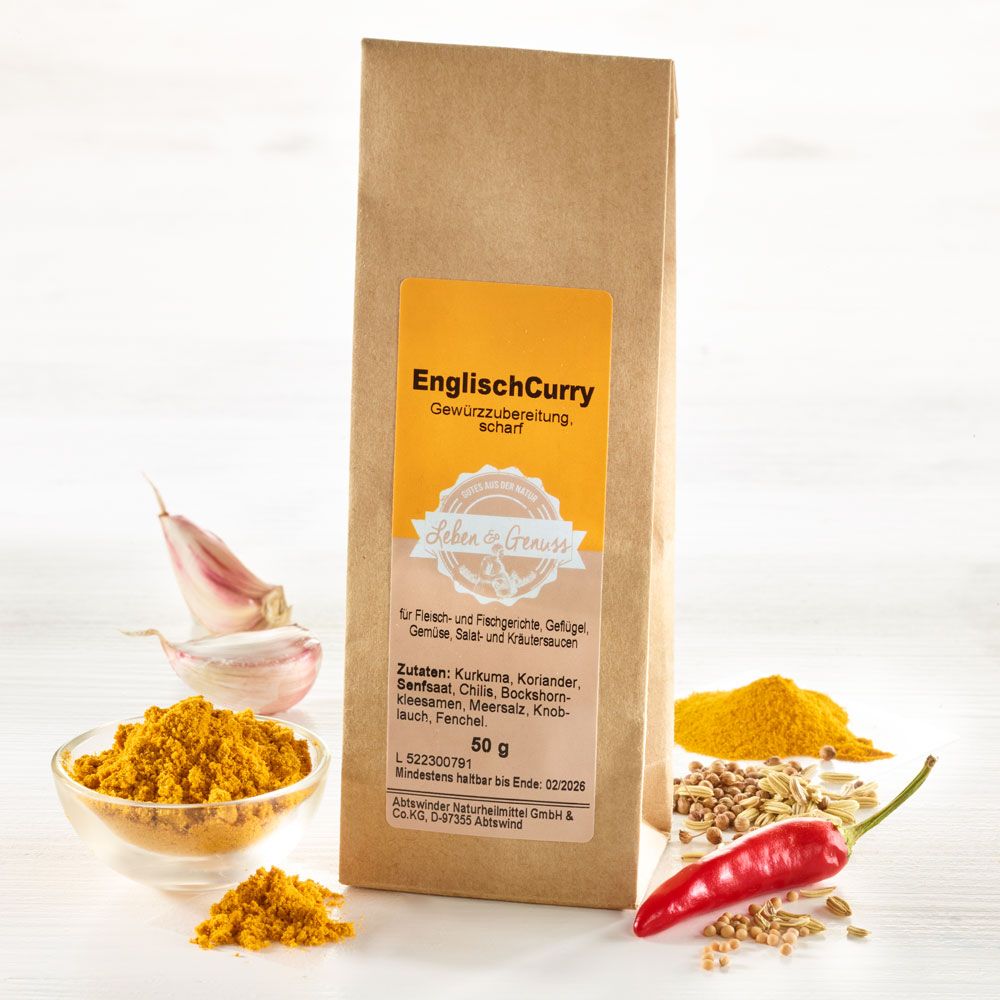 Braune Papiertüte mit gelbem Etikett. Englisch Curry, Gewürzzubereitung, scharf. 50 g. Daneben Gewürz, Knoblauch, Chili.