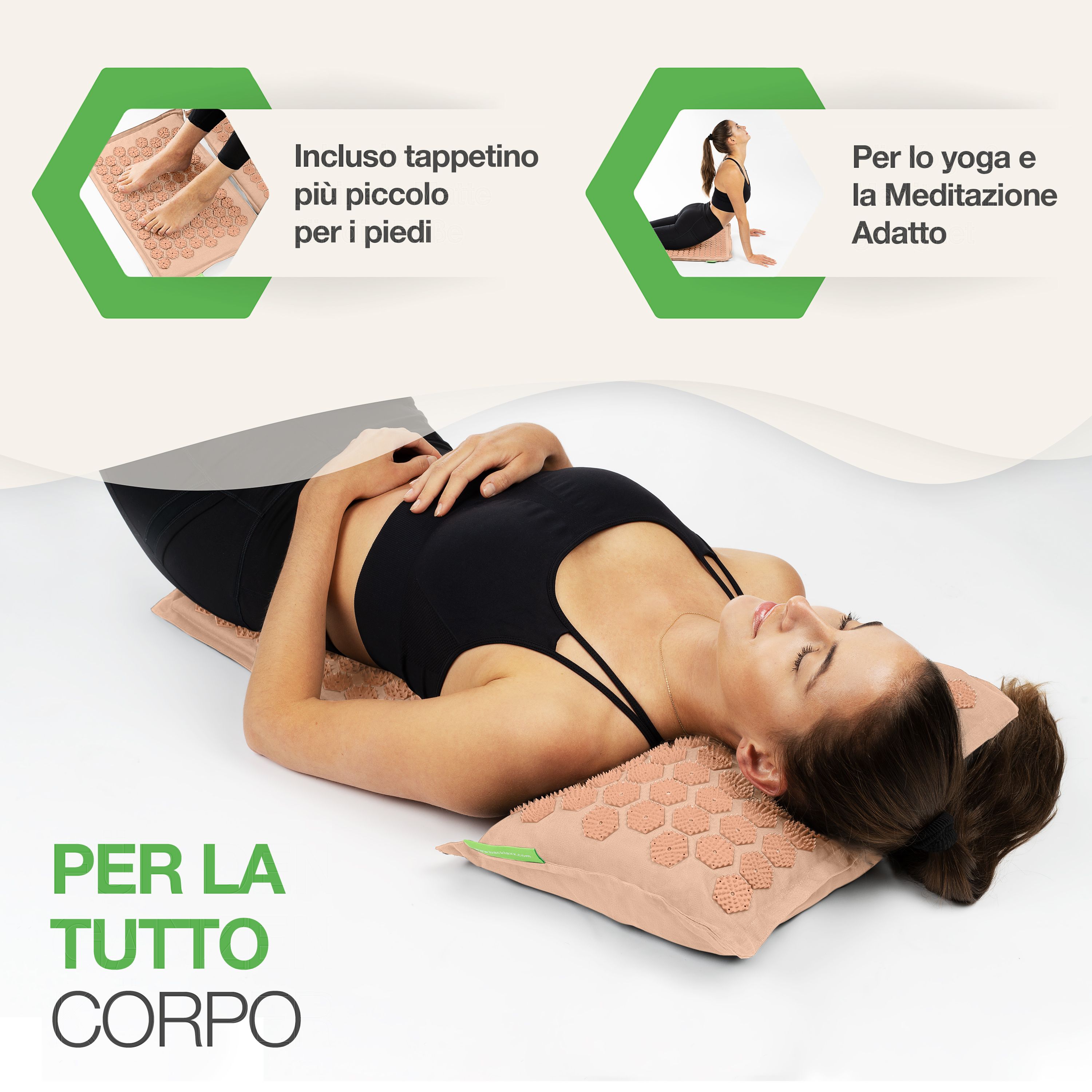 Donna sul tappetino per digitopressione. Testo: Per tutto il corpo. Tappetino per piedi incluso. Adatto per yoga e meditazione.