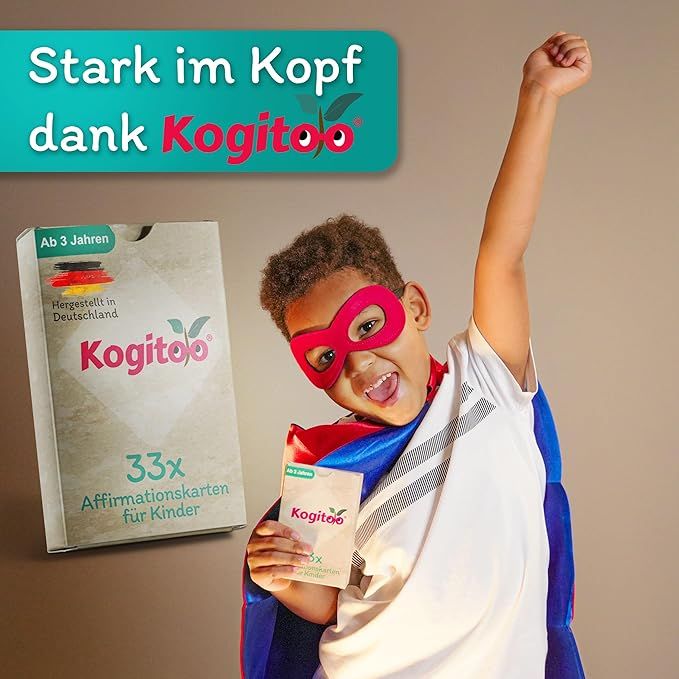 Kind mit Superhelden-Kostüm hält Kogitoo-Karten. Kartenset mit 33 Affirmationskarten für Kinder. Ab 3 Jahren. Hergestellt in Deutschland.