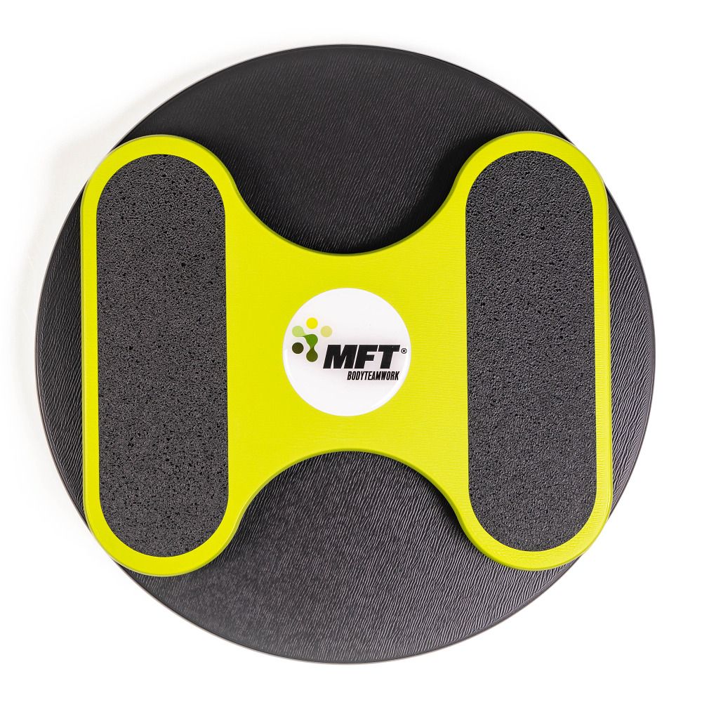 Rundes Balance-Board, schwarz mit gelbem Griff. MFT-Logo. Zwei schwarze Trittflächen.