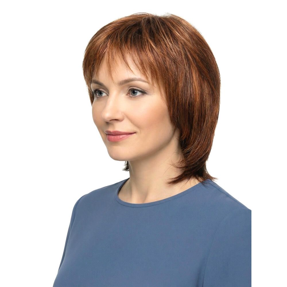 Kurzhaarperücke, rotbraun. Frau mit blauem Oberteil. Seitenansicht.