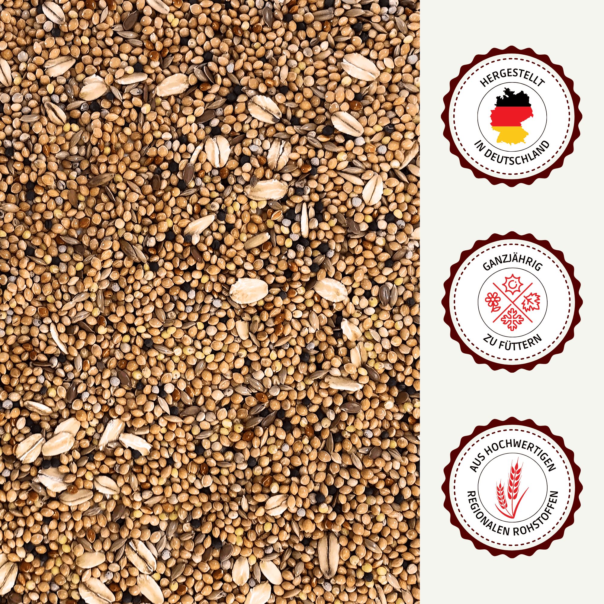Nahaufnahme von Wachtelfutter. Drei Siegel: Hergestellt in Deutschland, Ganzjährig zu füttern, Aus hochwertigen regionalen Rohstoffen.