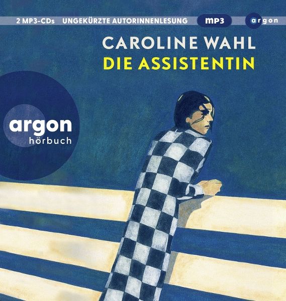 Hörbuch-Cover. Titel: Die Assistentin. Autorin: Caroline Wahl. Logo: Argon. Frau in Schachmuster-Kleid an Zaun.
