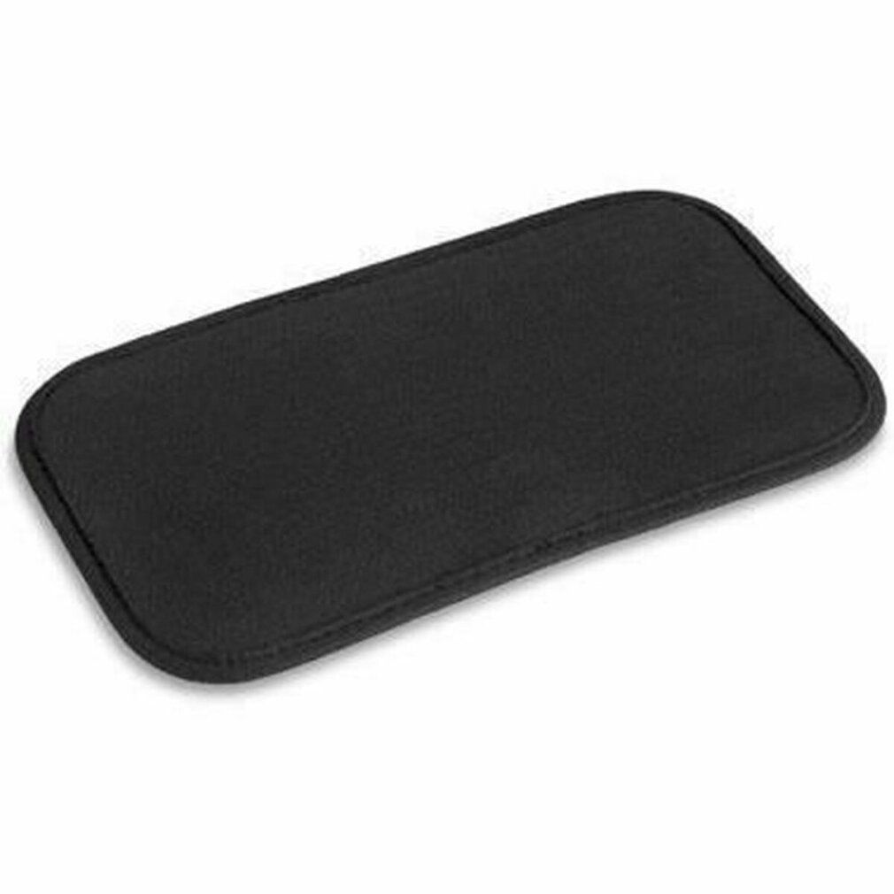 Schwarzes, rechteckiges Pad mit abgerundeten Ecken. Textiloberfläche. Liegt auf einer weißen Oberfläche.