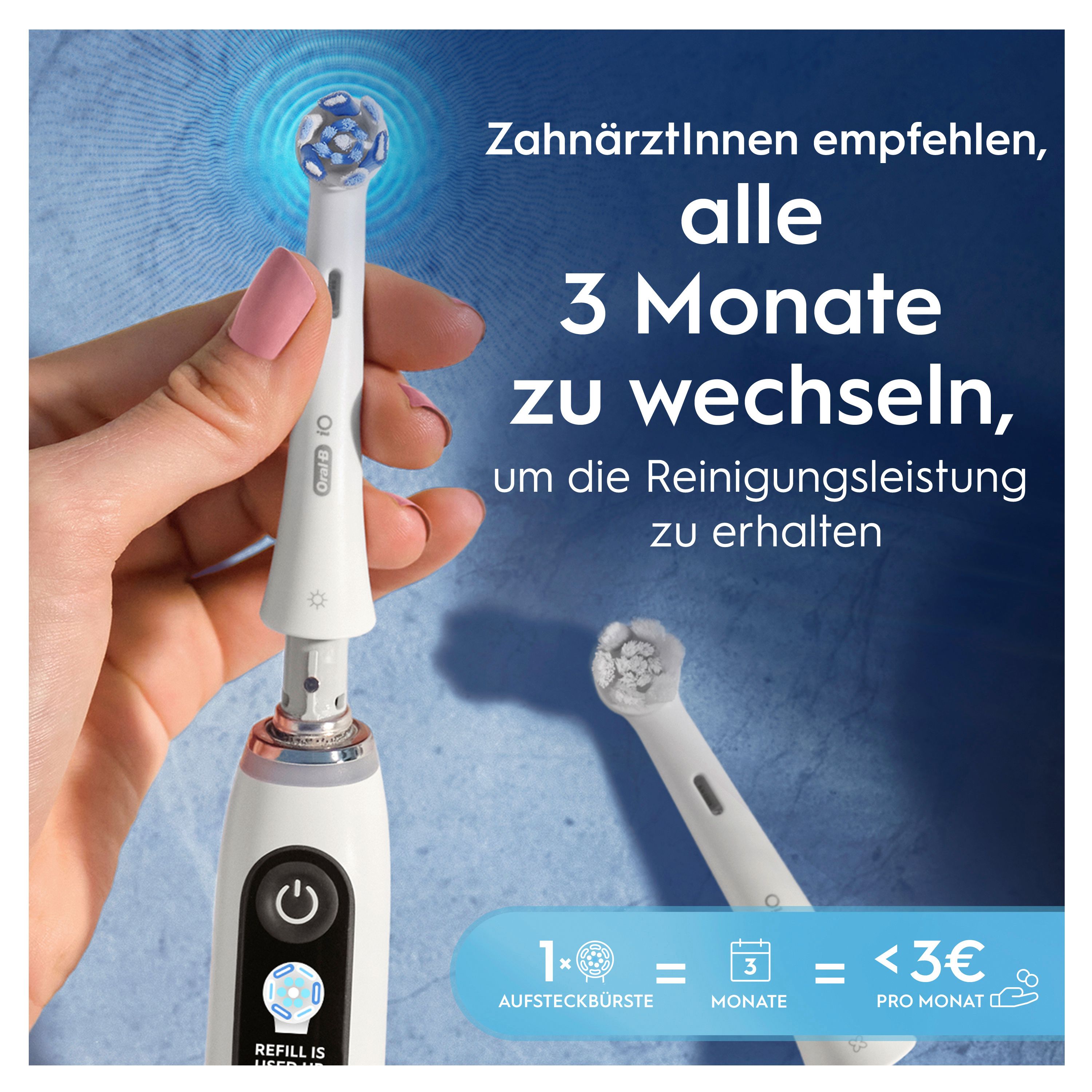 Hand hält Zahnbürste mit Aufsteckbürste. Text: Alle 3 Monate wechseln. Aufsteckbürste = 3 Monate.