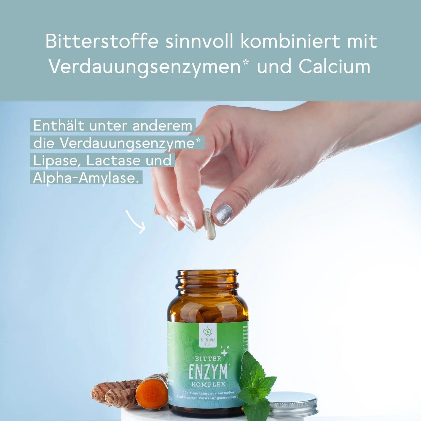 Braune Glasflasche mit grüner Etikett. Daneben eine Kapsel. Aufschrift: BitterLiebe, Bitter Enzym Komplex. Enthält Verdauungsenzyme.