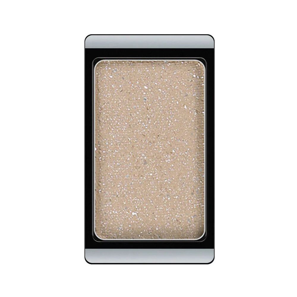 Rechteckiger Lidschatten in Beige mit schwarzem Rahmen. Reflektierender Untergrund.