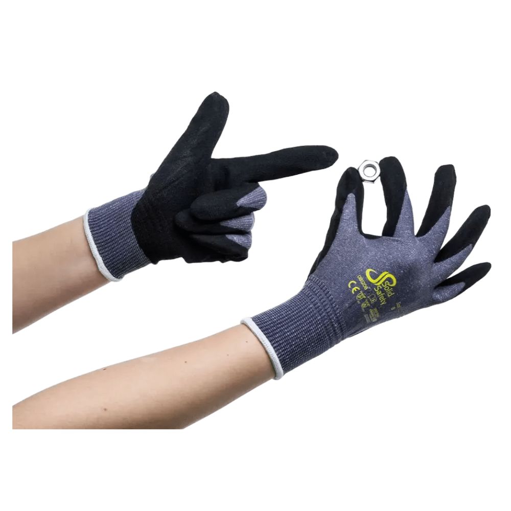 Zwei Hände mit grauen und schwarzen Handschuhen. Eine Hand zeigt mit dem Finger, die andere hält eine Schraube. Handschuhe mit weißem Saum.