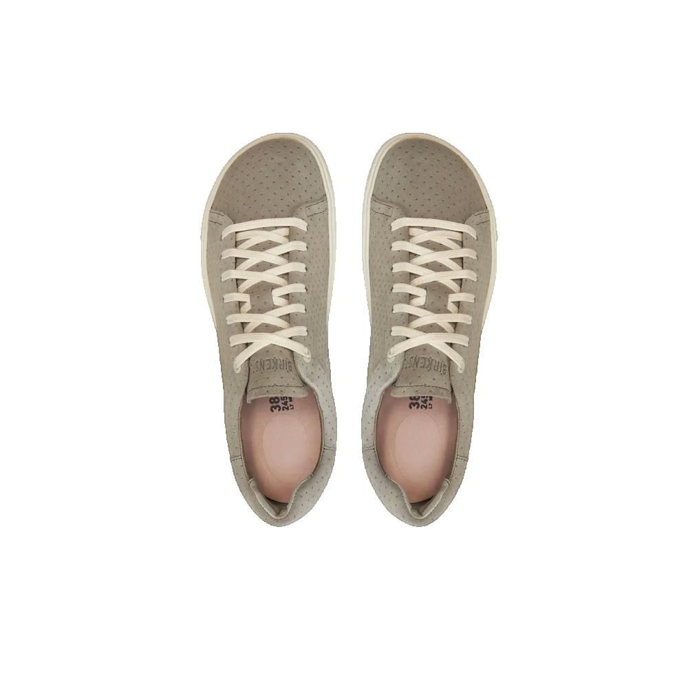 Vista dall'alto di due sneakers Birkenstock grigie. Lacci bianchi, tomaia traforata, soletta interna chiara.
