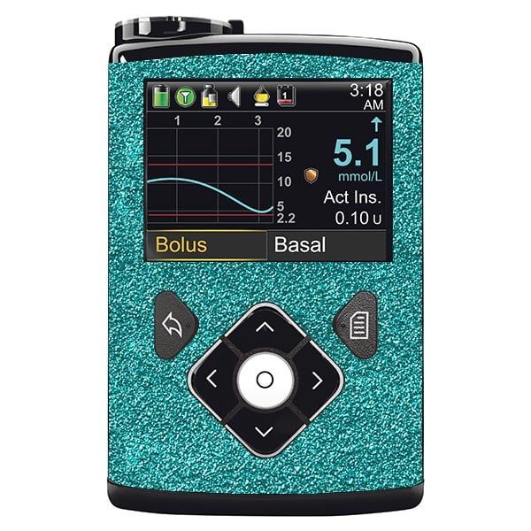 Türkis glitzernder Aufkleber für ein medizinisches Gerät mit Display und Bedienelementen. Zeigt Messwerte und Uhrzeit an.