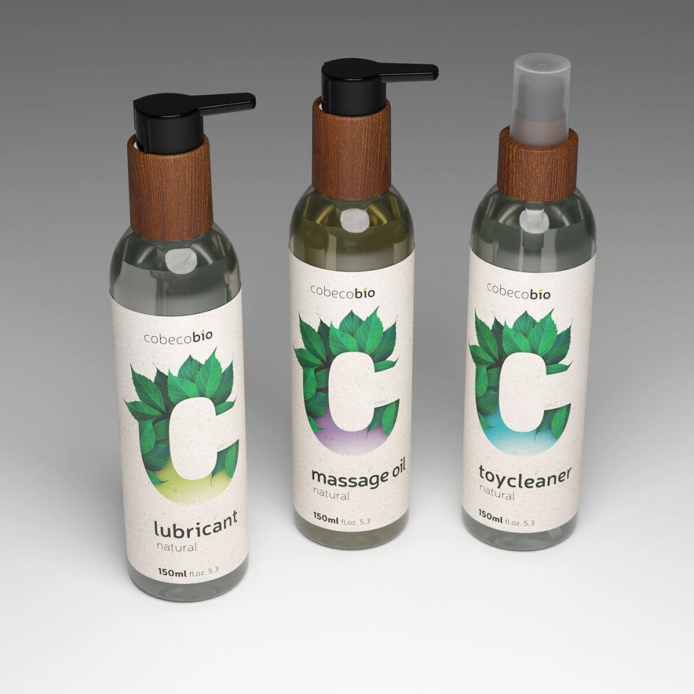 Drei Cobeco Bio Produkte: Gleitmittel, Massageöl und Toycleaner in Flaschen mit Pumpspendern und Holzoptik.