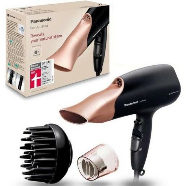 Schwarzer Haartrockner mit goldfarbenem Aufsatz und Zubehör. Verpackung mit Produktabbildung und Auszeichnung. Marke: Panasonic.