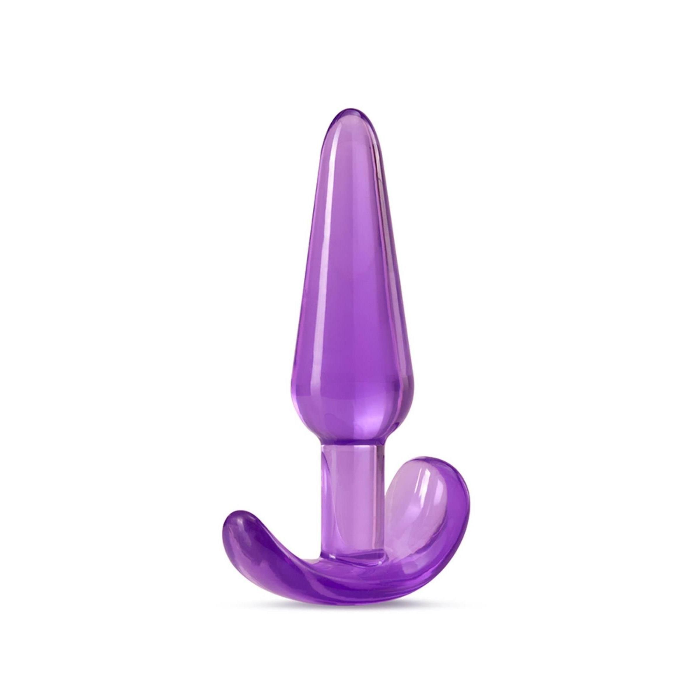 Lila Analplug. Konisch zulaufende Spitze, gebogene Basis. Transparentes Material. Aufrecht stehend.
