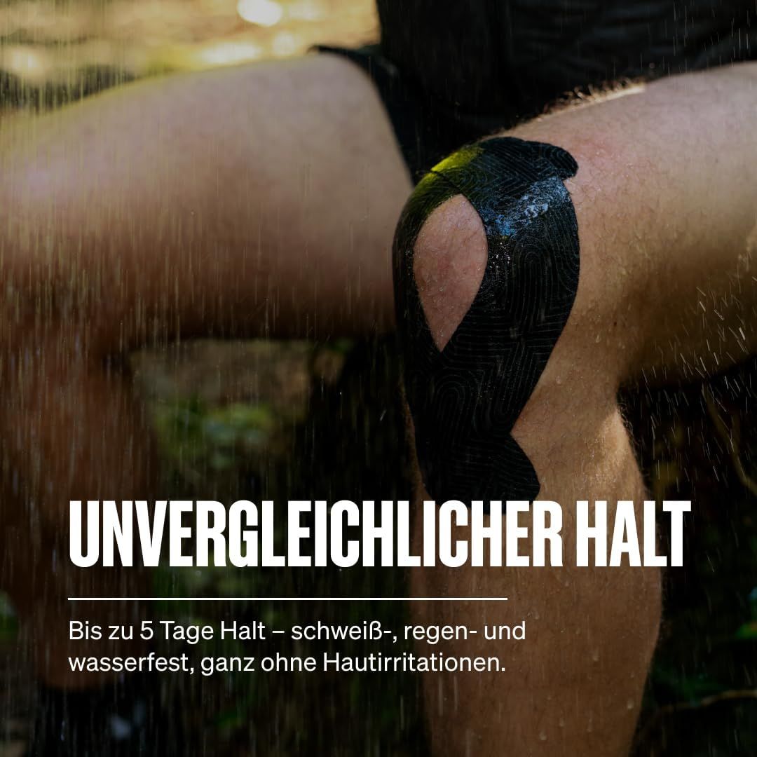 Schwarzes Kinesiologie-Tape auf einem Knie unter Wasser. Hält bis zu 5 Tage, schweiß-, regen- und wasserfest.