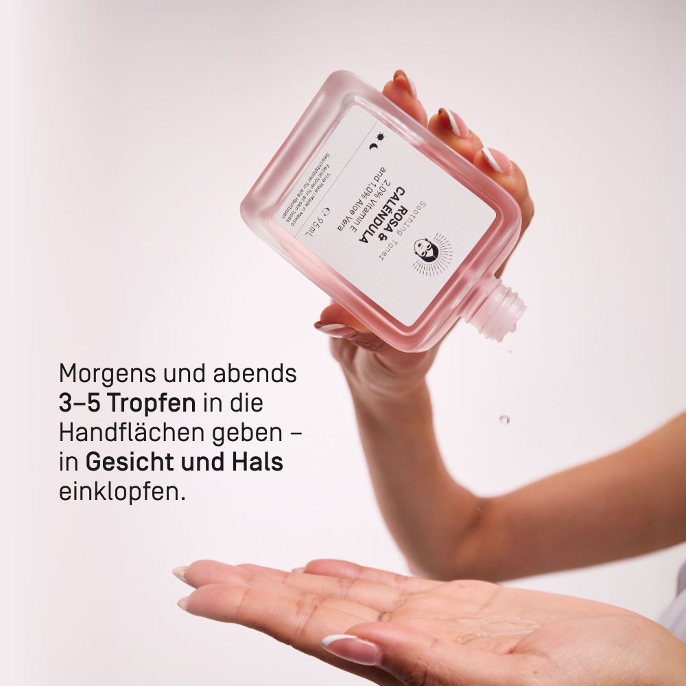 Eine Hand gibt Viva Maia Soothing Toner aus einer Glasflasche in die andere Hand.