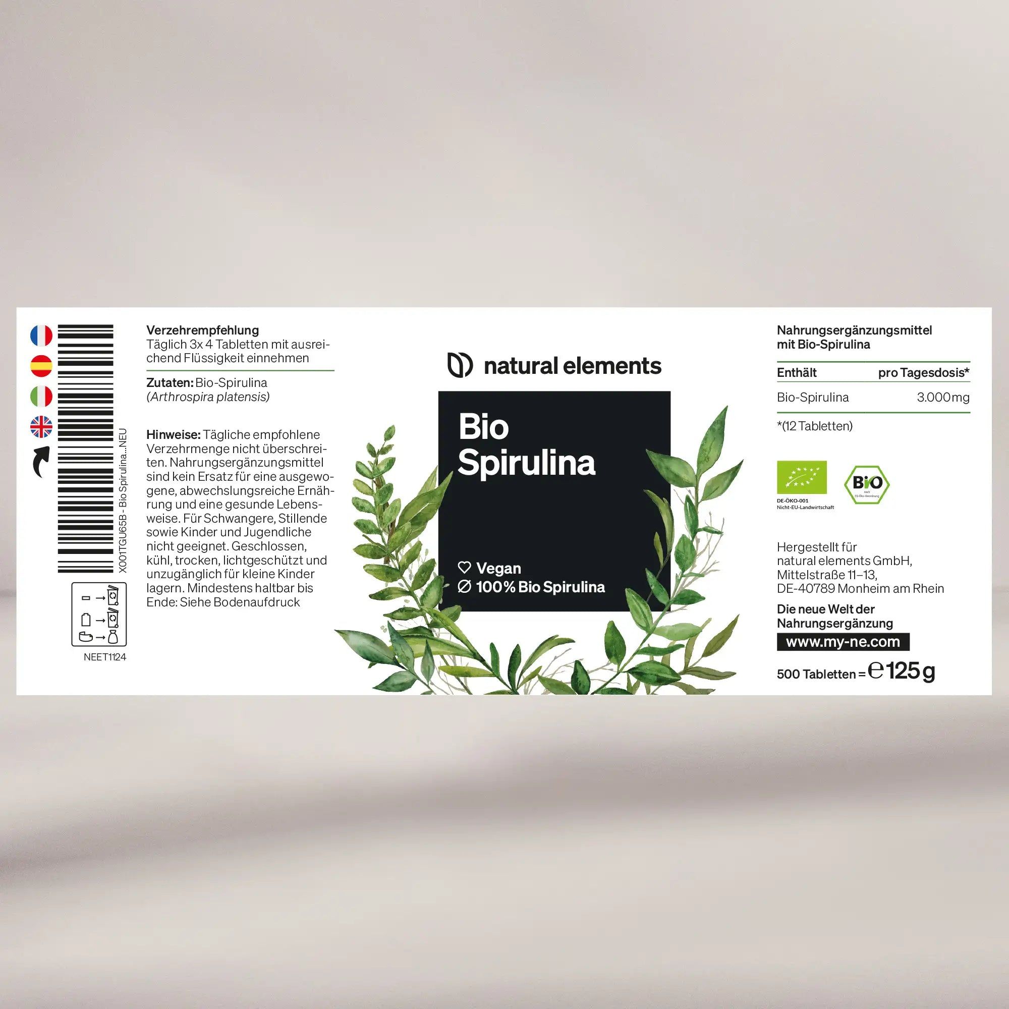 Weißes Etikett mit Text und Logo. Aufschrift: Bio Spirulina, Vegan, 100% Bio Spirulina. Grüne Blätter. Enthält 500 Tabletten.
