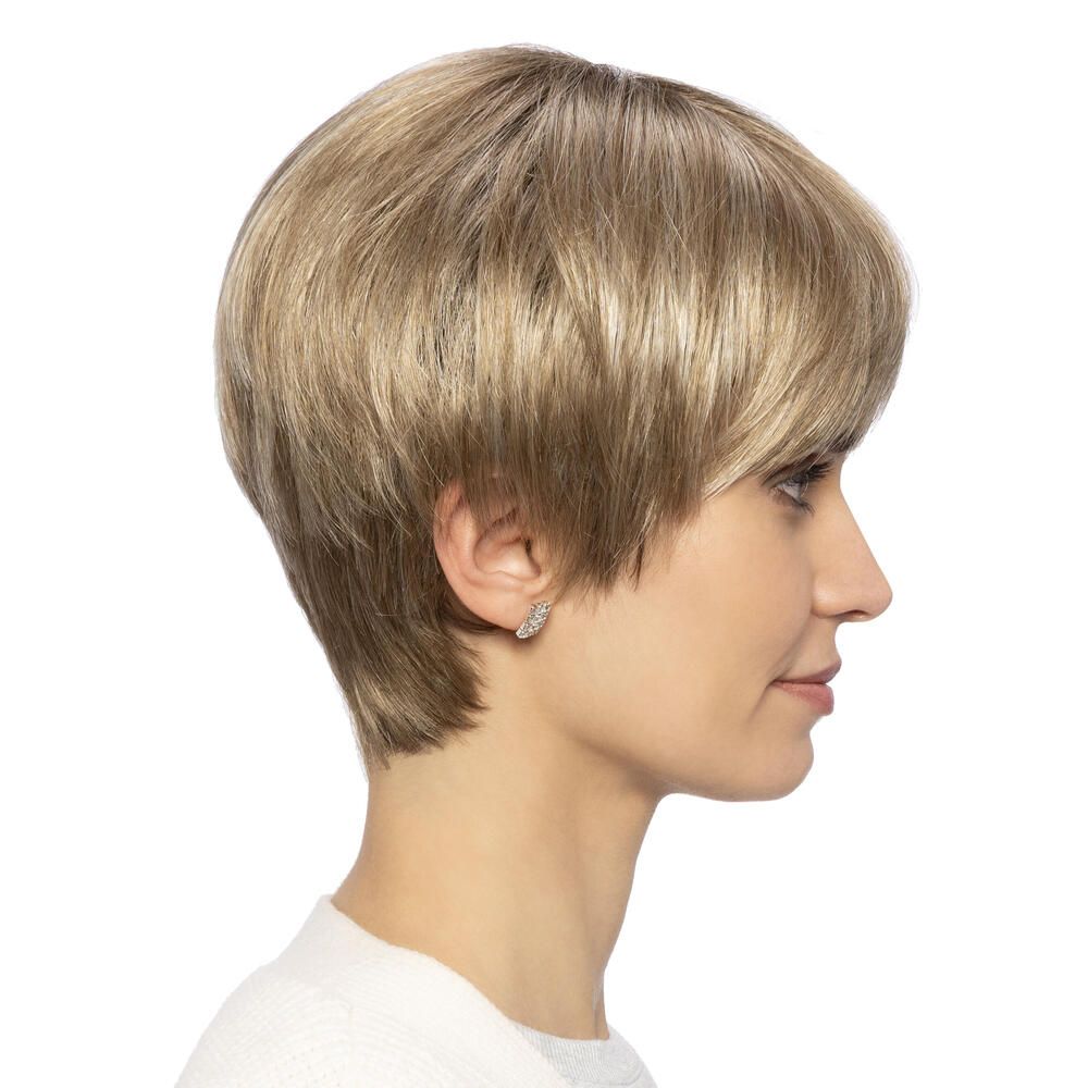 Kurzhaarperücke in Blondtönen. Seitenansicht einer Frau, die die Perücke trägt. Die Perücke hat einen Pony und einen geraden Schnitt.