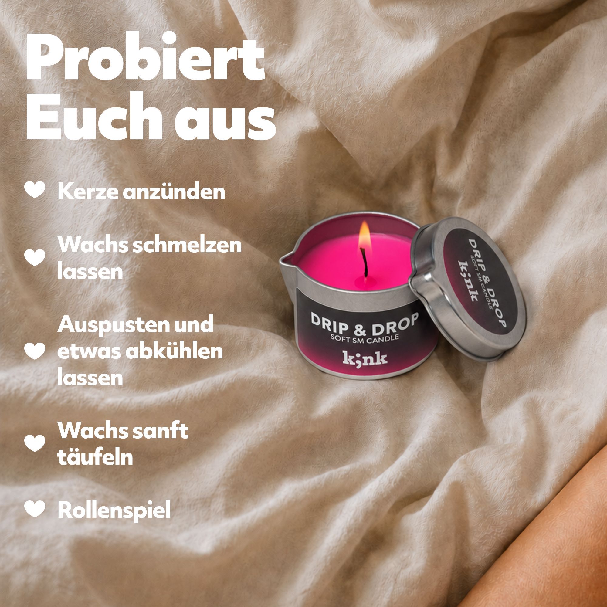 Brennende pinke Massagekerze in Metalldose auf einer Decke.