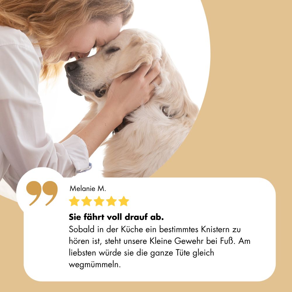 Frau streichelt Golden Retriever. Kundenbewertung: "Sie fährt voll drauf ab."