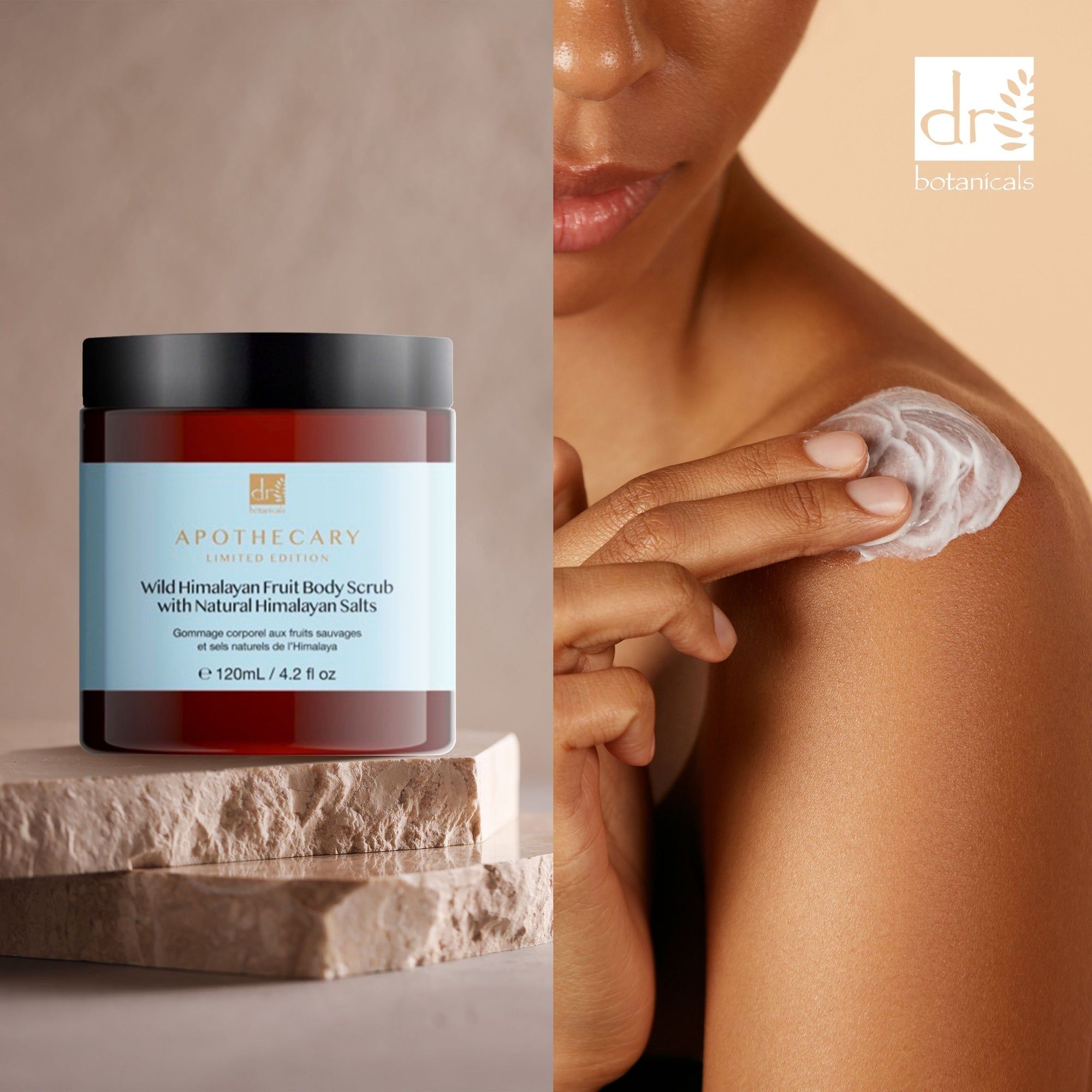 Produkt und Person. Aufschrift: Wild Himalayan Fruit Body Scrub mit natürlichen Himalaya-Salzen. Person trägt Produkt auf die Haut auf.