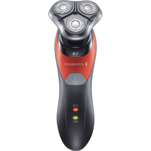 Elektrischer Rasierer mit drei rotierenden Scherköpfen. Schwarzer Griff, roter Mittelteil mit "Remington"-Logo und Ladeanzeige.