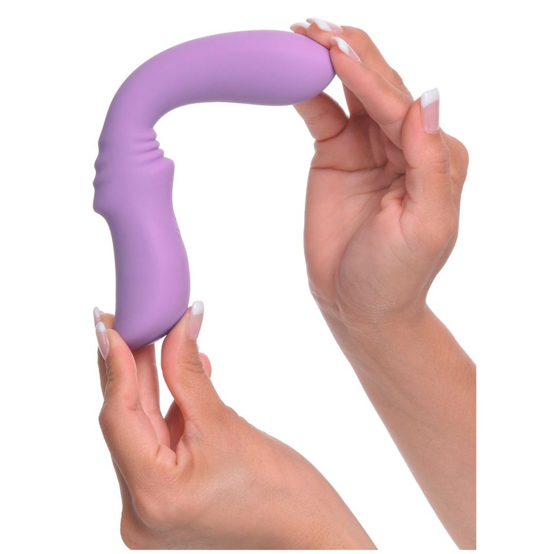 Lila Vibrator, gebogen, in Händen gehalten. Mit geriffelter Oberfläche.