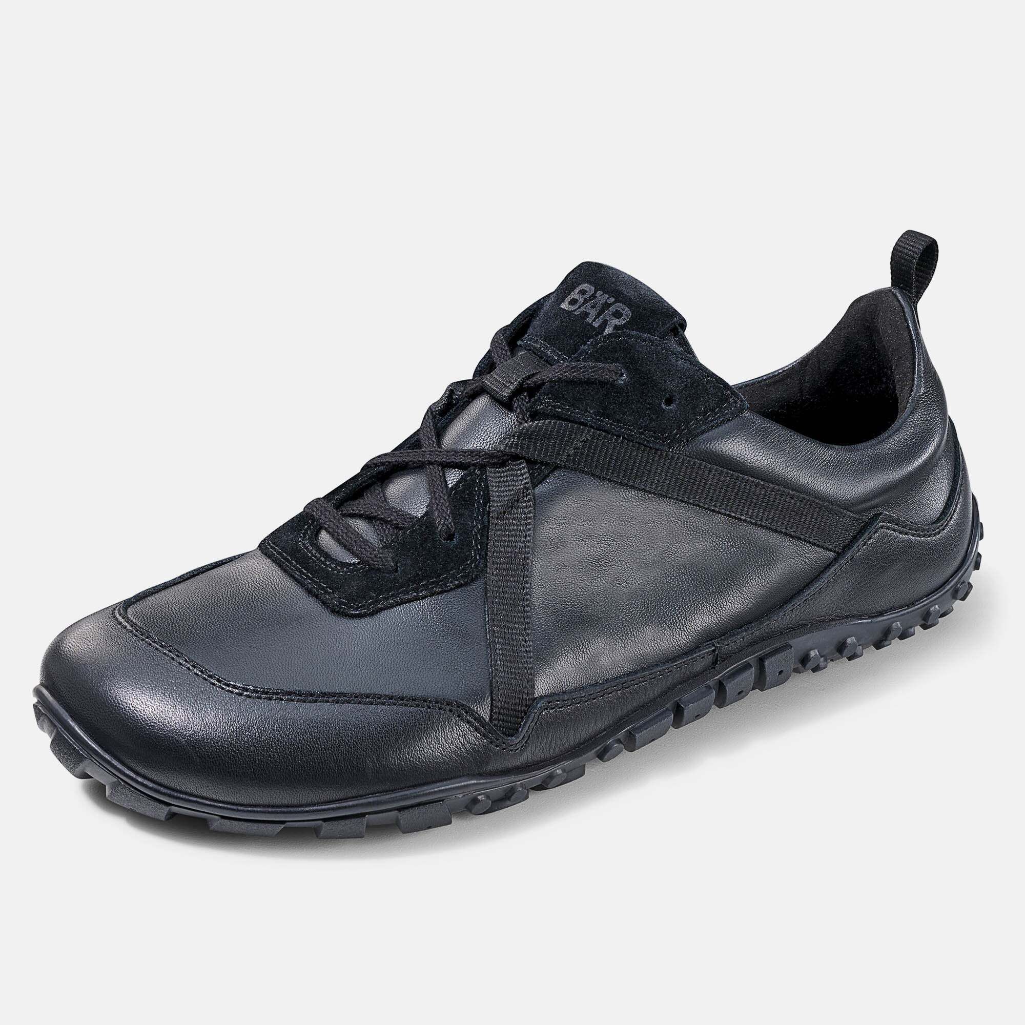 Schwarzer BÄR Junis Herren Schnürschuh aus Leder und Veloursleder, breite Passform, schräge Ansicht.