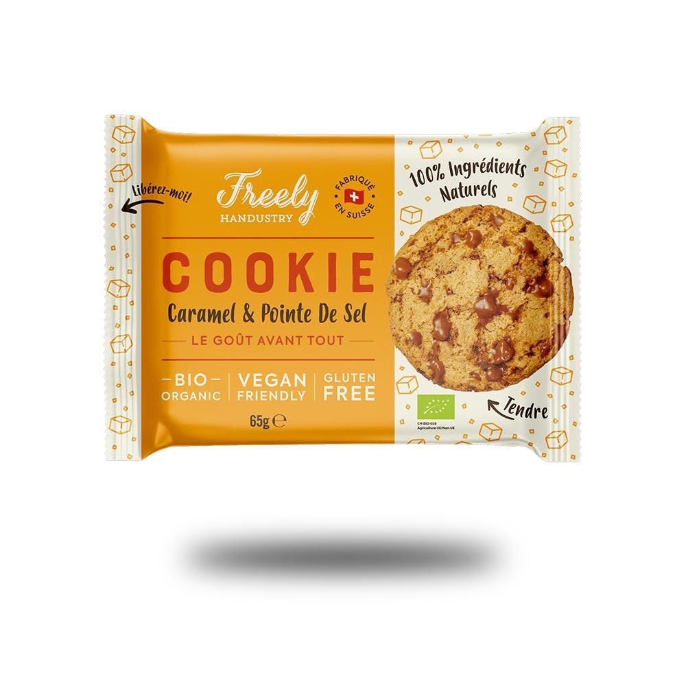 Verpackte Kekse mit Karamell und Meersalz. Aufschrift: Freely Handustry Cookie. Bio, vegan, glutenfrei. 65g.