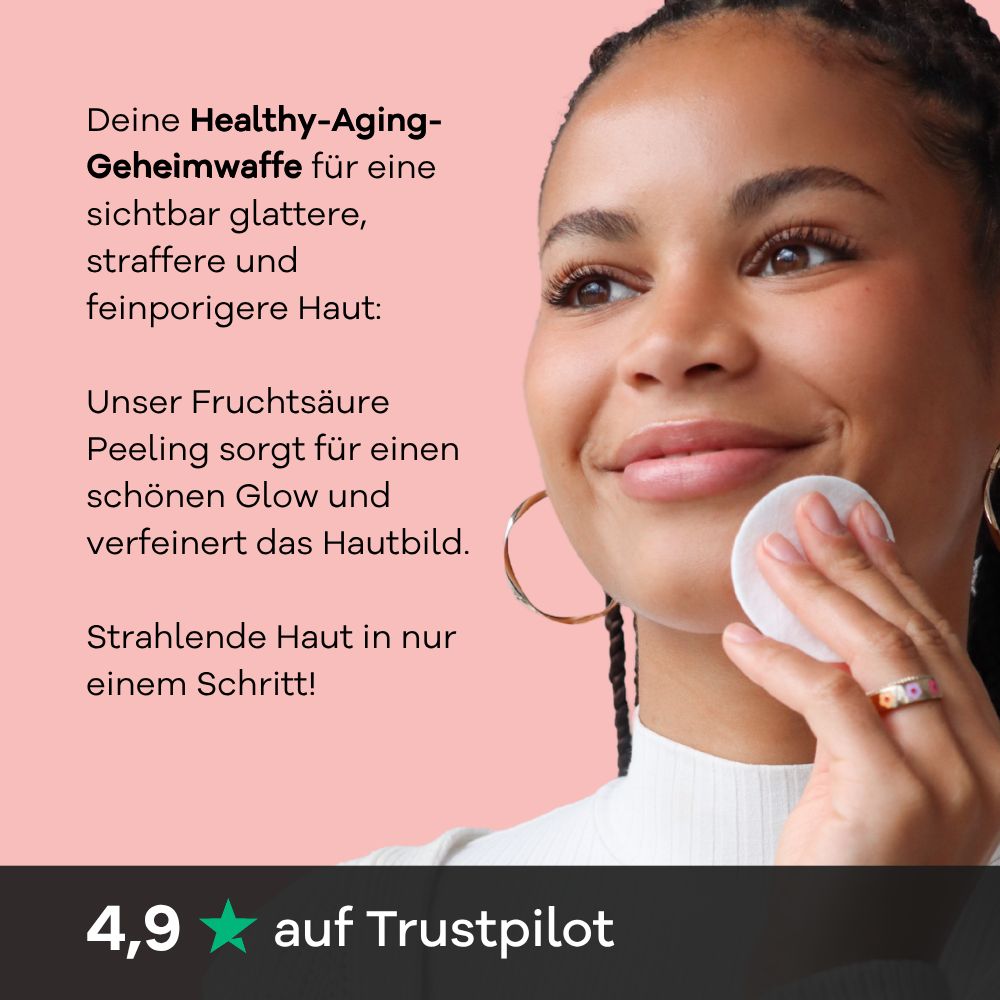 Frau mit strahlender Haut hält Wattepad. Skincerely Yours Peeling für glattere Haut.