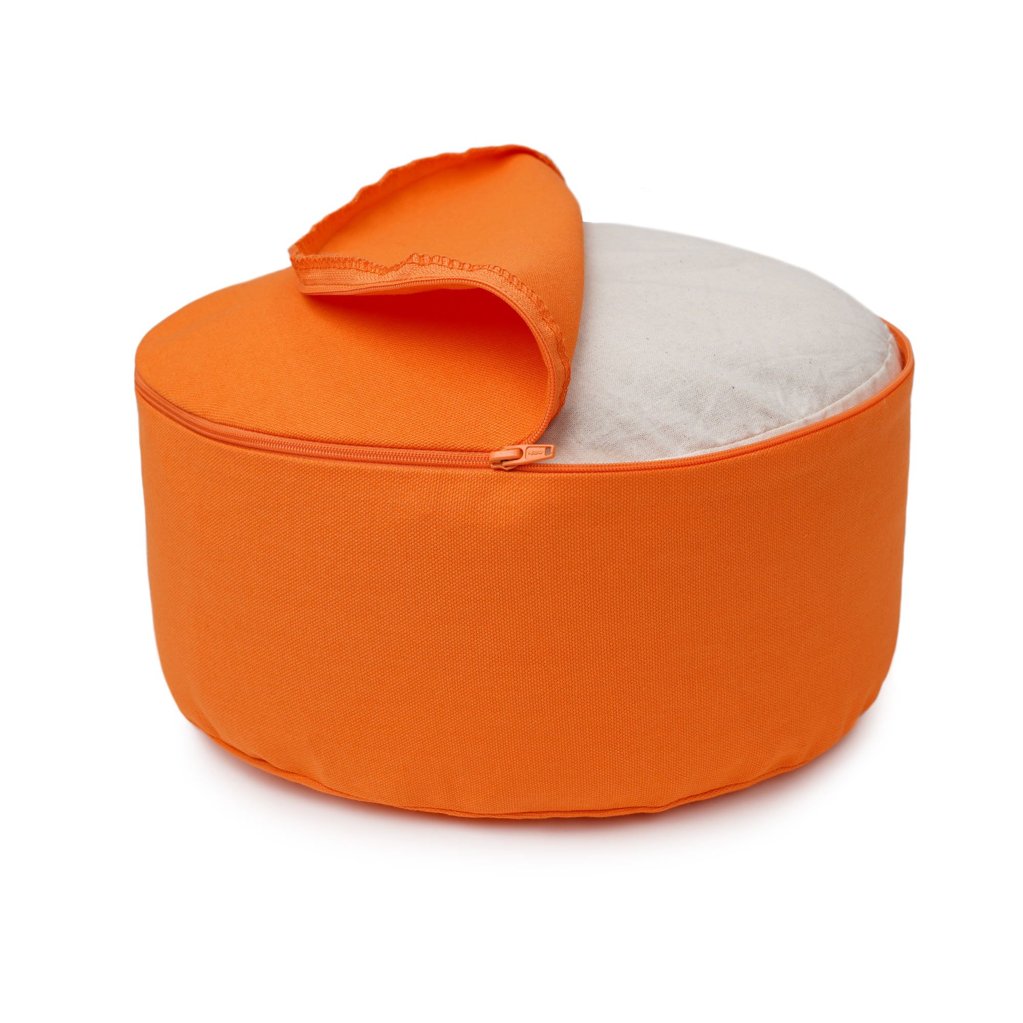 Orangefarbenes Meditationskissen mit geöffnetem Reißverschluss, der eine weiße Innenhülle zeigt.