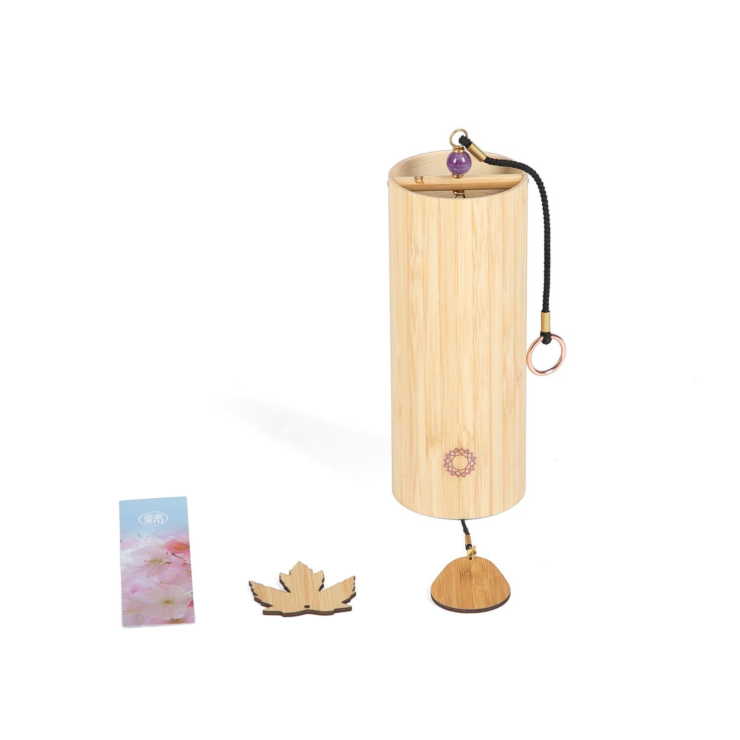 Klangspiel aus Bambus mit Holzblatt und Karte. Lila Chakra-Symbol. Amethyst-Kugel. Holz-Basis. Schwarze Schnur.