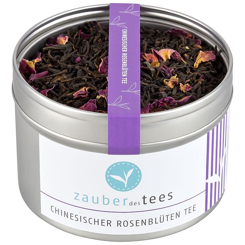 Geöffnete Dose mit losem Tee und Rosenblütenblättern. Auf der Dose steht "Zauber des Tees Chinesischer Rosenblüten Tee".