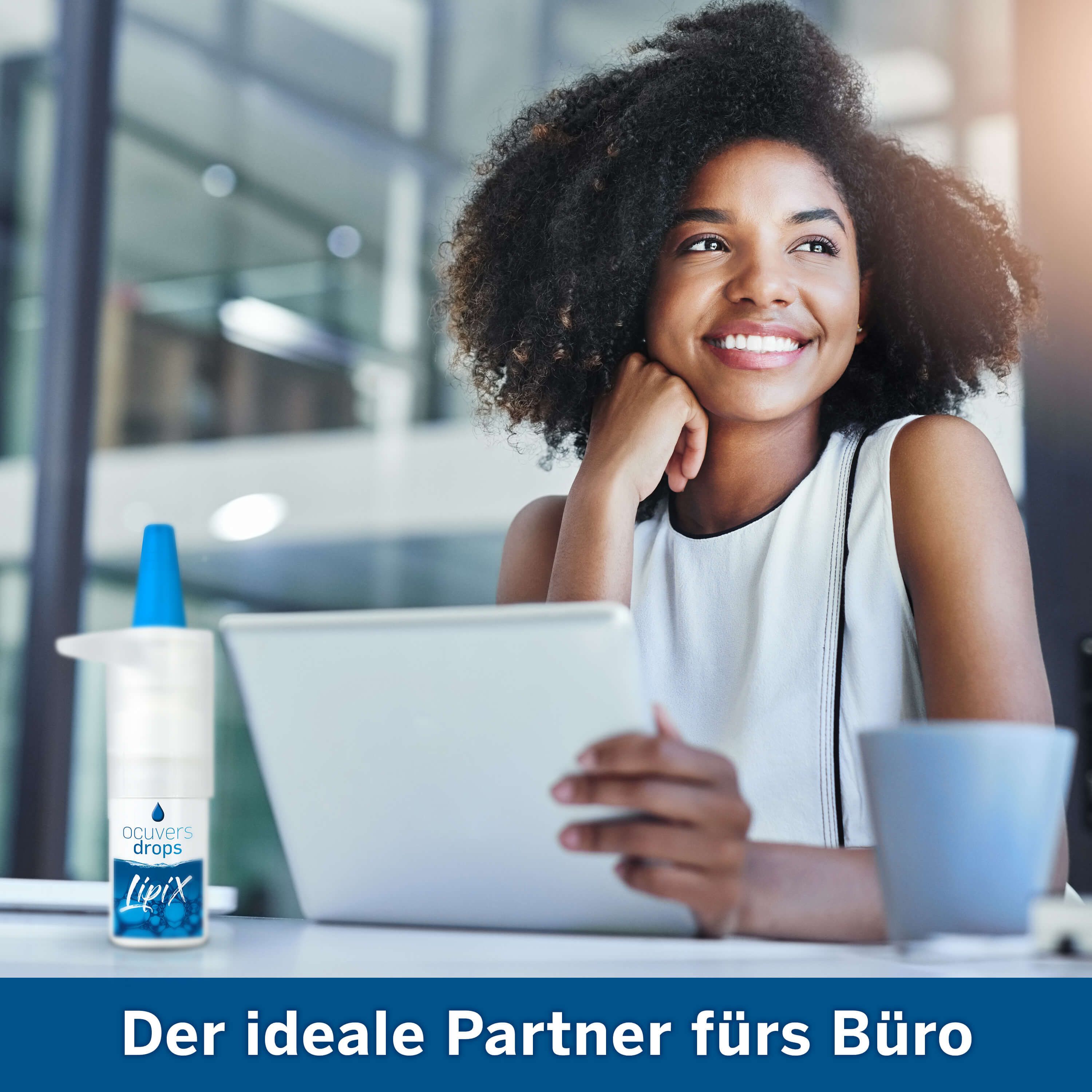 Frau am Schreibtisch mit Tablet und Flasche. Text: Der ideale Partner fürs Büro. Produktname: ocuvers drops LipiX.