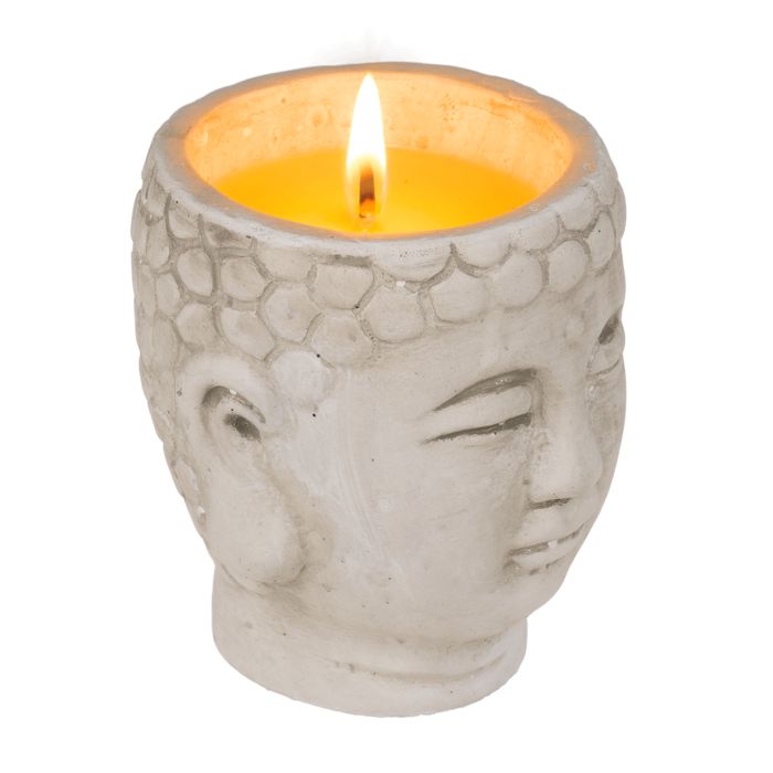 Kerze im Buddha-Topf. Grauer Topf in Buddha-Kopf-Form mit gelbem Wachs und brennender Flamme.