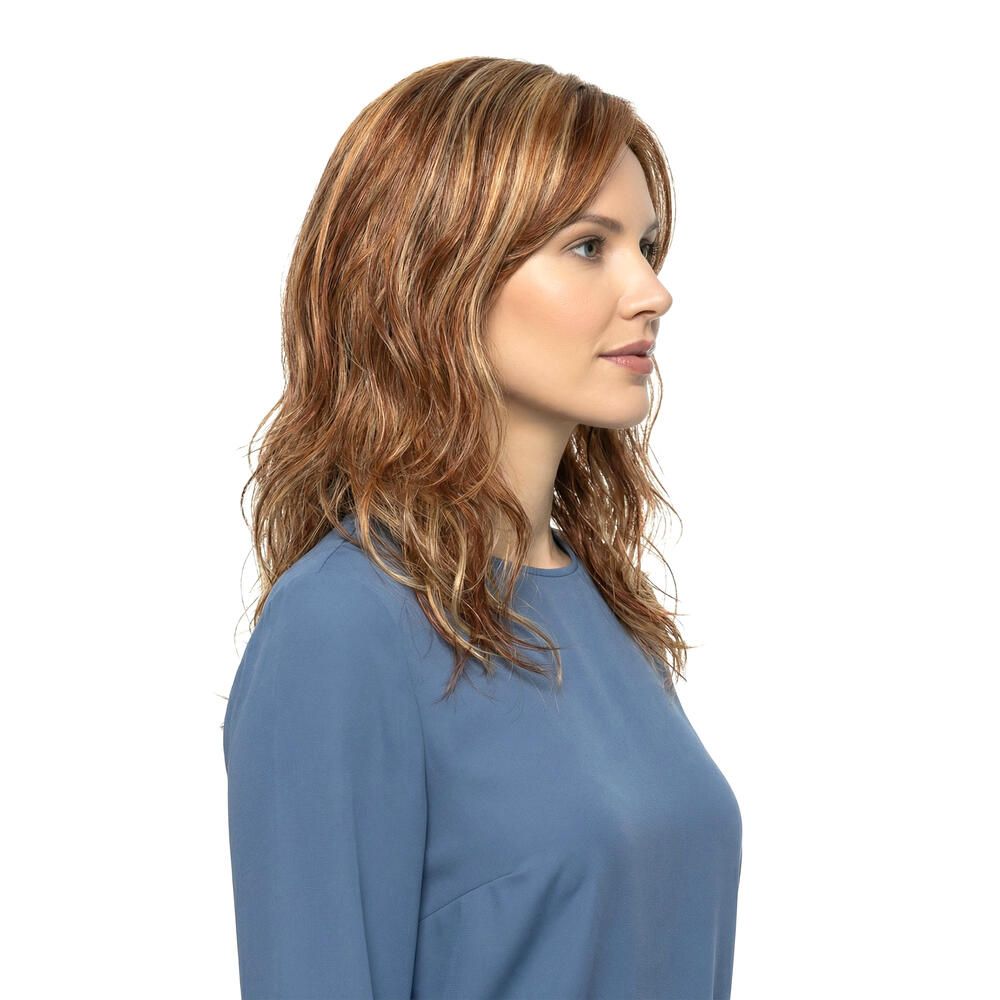 Perücke Taylor von Lofty. Seitenansicht einer Frau mit mittellanger, gewellter Perücke. Farben: Braun, Goldblond.