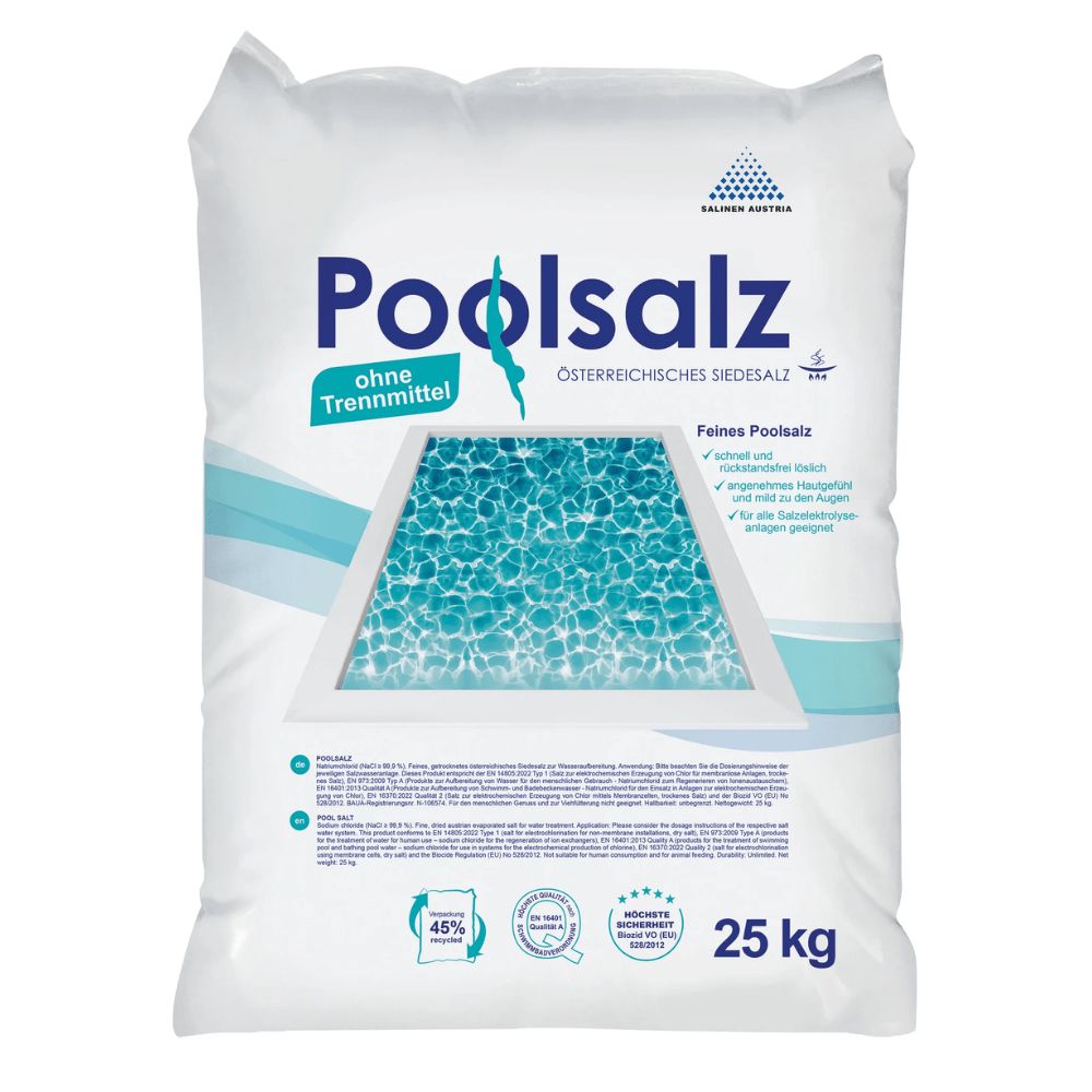 Weißer Beutel mit Poolsalz. Aufdruck: Poolsalz, ohne Trennmittel, 25 kg. Abbildung eines Pools.