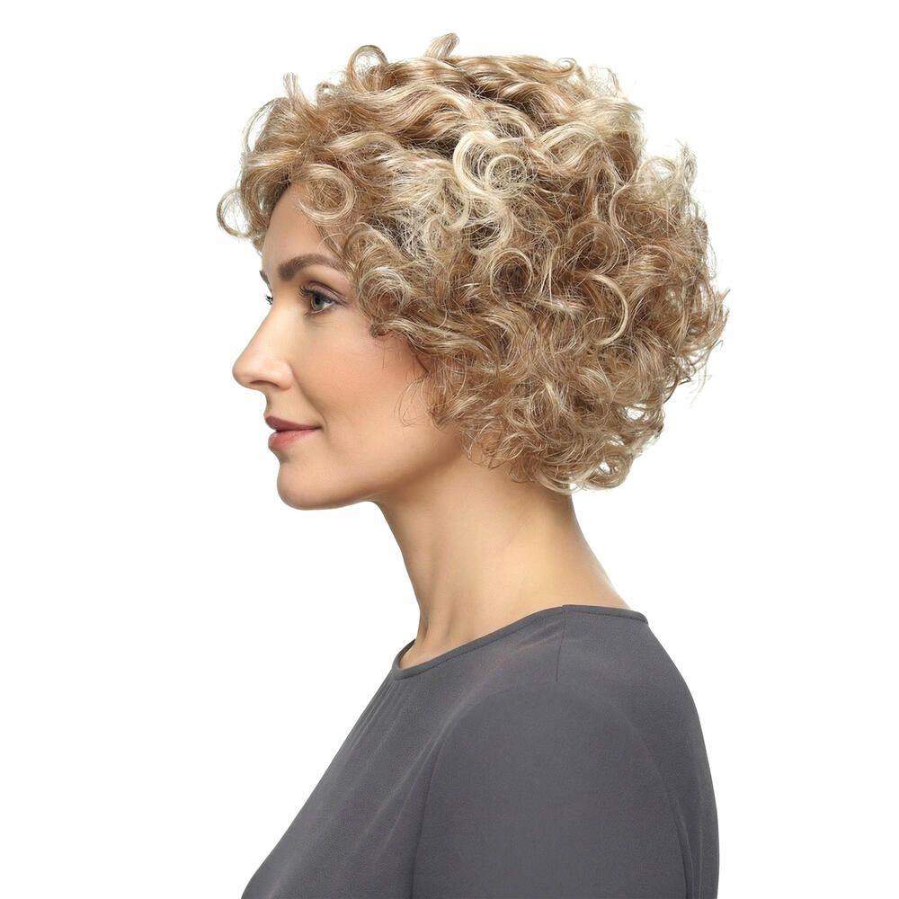 Perücke Maryna von Lofty, blonde Locken, Profilansicht. Frau mit grauem Oberteil. Hintergrund weiß.
