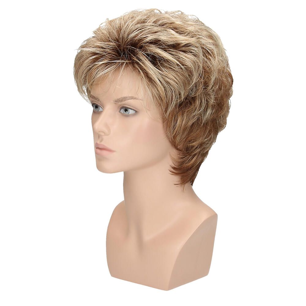 Perücke auf einer Büste. Blond-braunes Haar mit kurzem Schnitt. Seitenansicht.