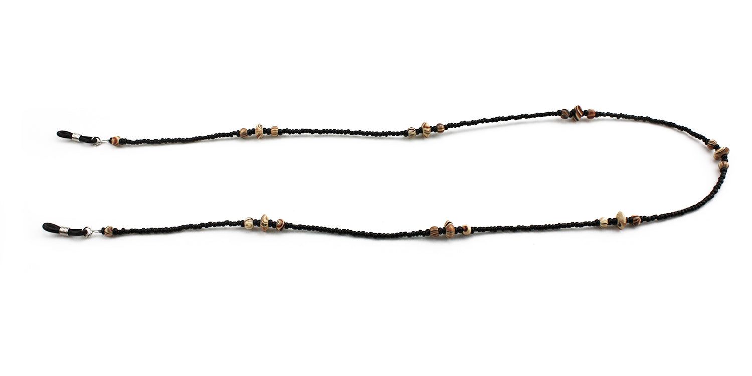 Brillenkette mit schwarzen Perlen und braunen Akzenten. Sie hat Schlaufen zur Befestigung an Brillenbügeln.