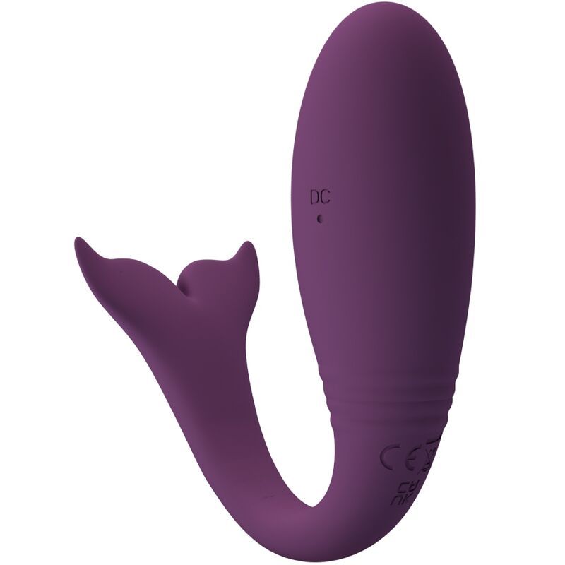 Lila Vibrator mit geschwungener Form und flossenartigem Ende. DC-Anschluss sichtbar. CE-Kennzeichnung.