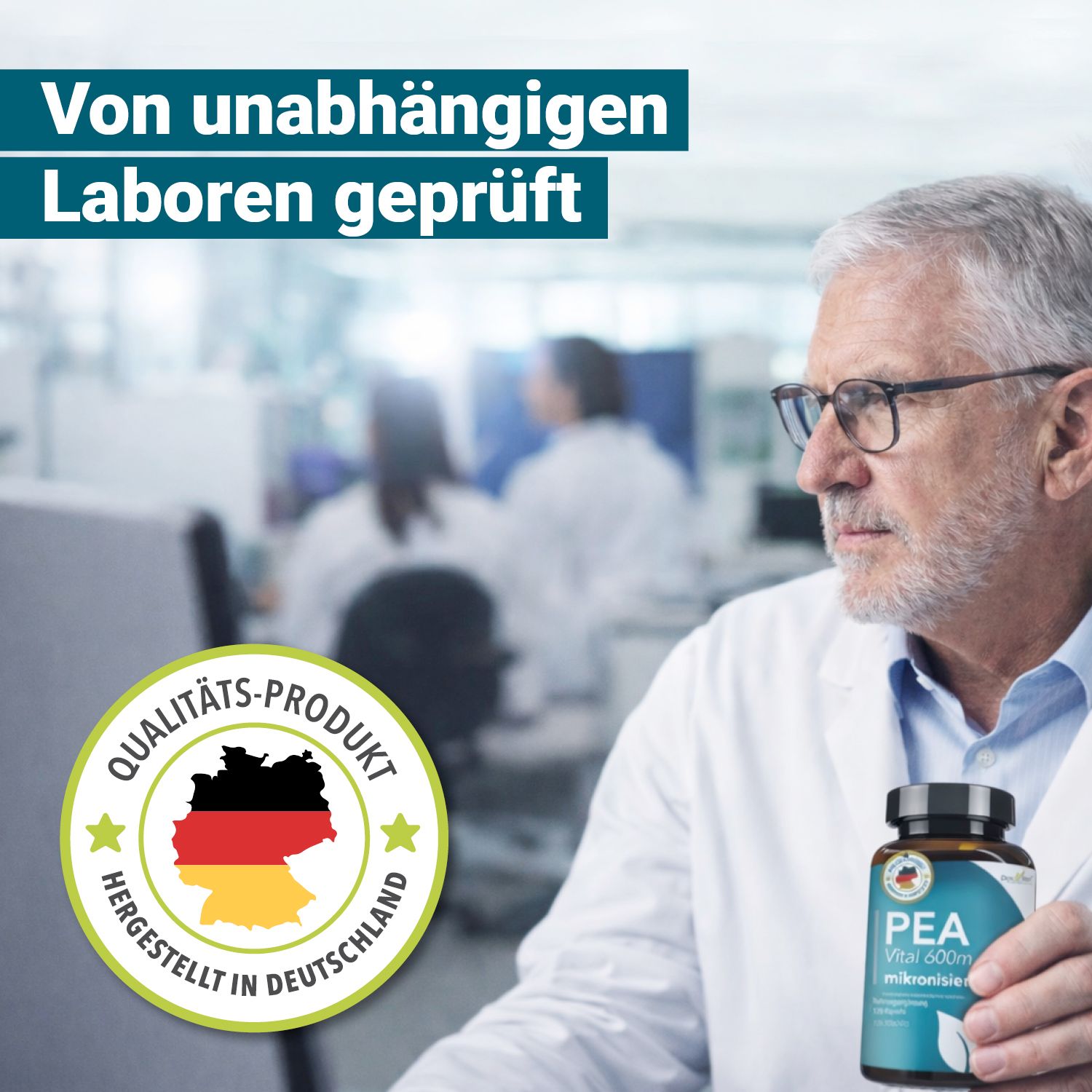 Ein Mann im Labor hält eine Flasche PEA Vital 600m. Siegel: Qualitaets-Produkt, hergestellt in Deutschland. Text: Von unabhängigen Laboren geprüft.