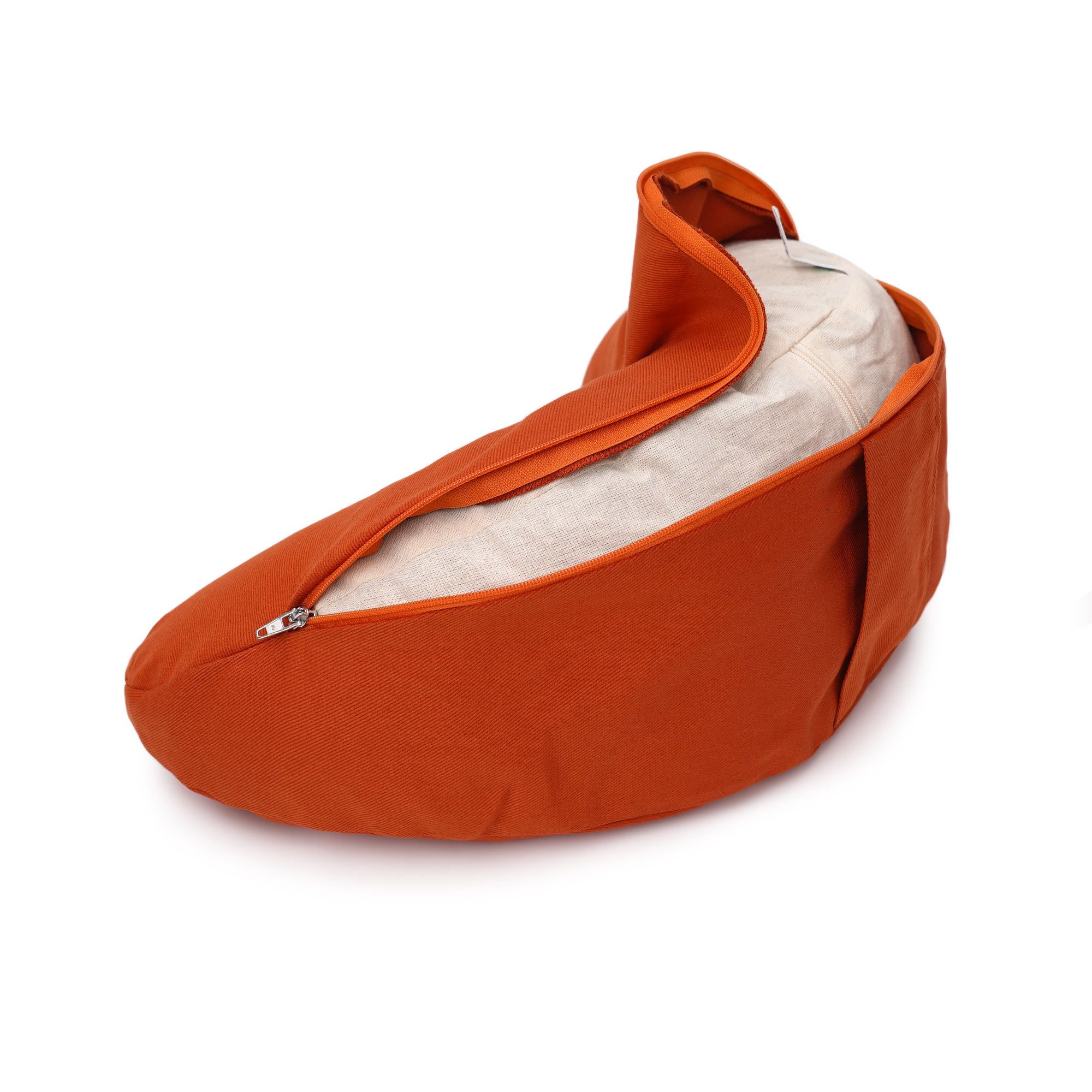 Orange Yoga-Kissen mit geöffnetem Reißverschluss, Innenleben sichtbar.