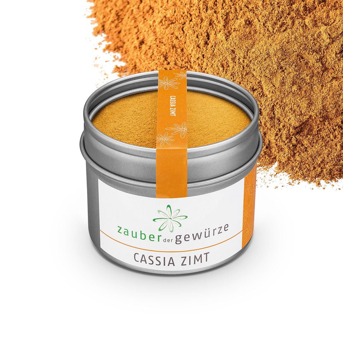 Metallbehälter mit gemahlenem Cassia-Zimt. Weißes Etikett mit Logo und Schriftzug. Orangefarbener Aufkleber mit Produktbezeichnung. Zimtpulver daneben.