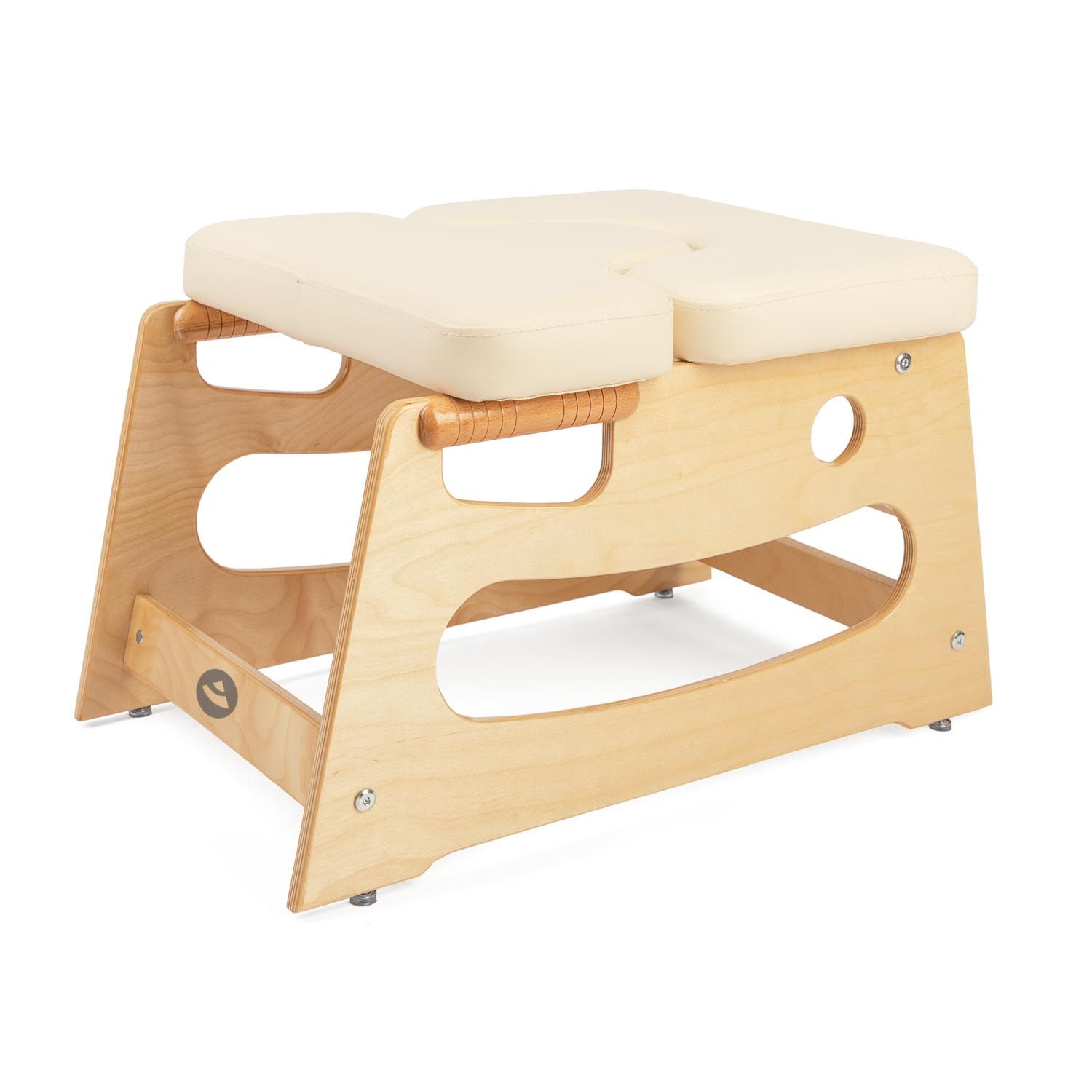 Kopfstandhocker aus Holz mit gepolsterter Auflage. Holzrahmen mit Griffen und Aussparungen. Beige Polsterung.